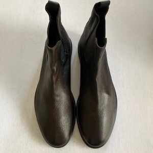 BARNEYS NEW YORK Men’s Dark Brown Pebbled Leather Chelsea Boots. Made in Italy